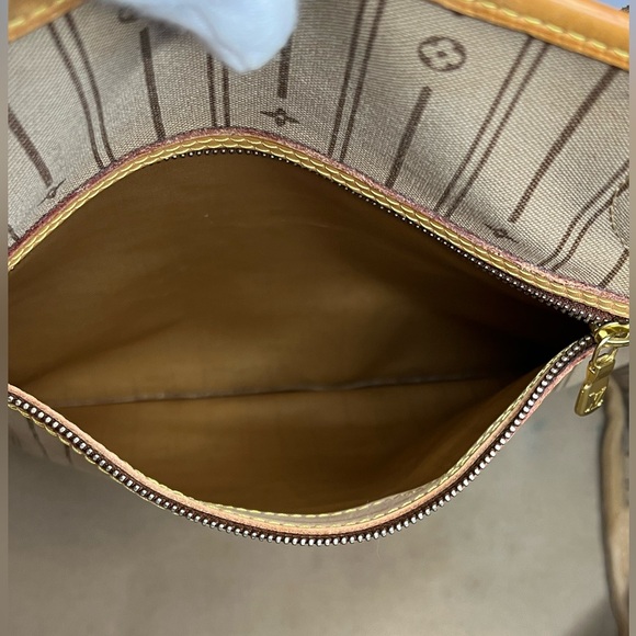 Louis Vuitton Neverfull MM Monogram - Picture 12 of 16